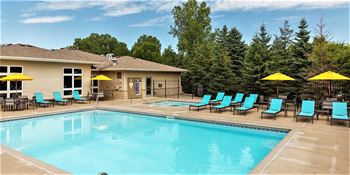 Shadow Hills Apartments in Plymouth, MN Outdoor Pool